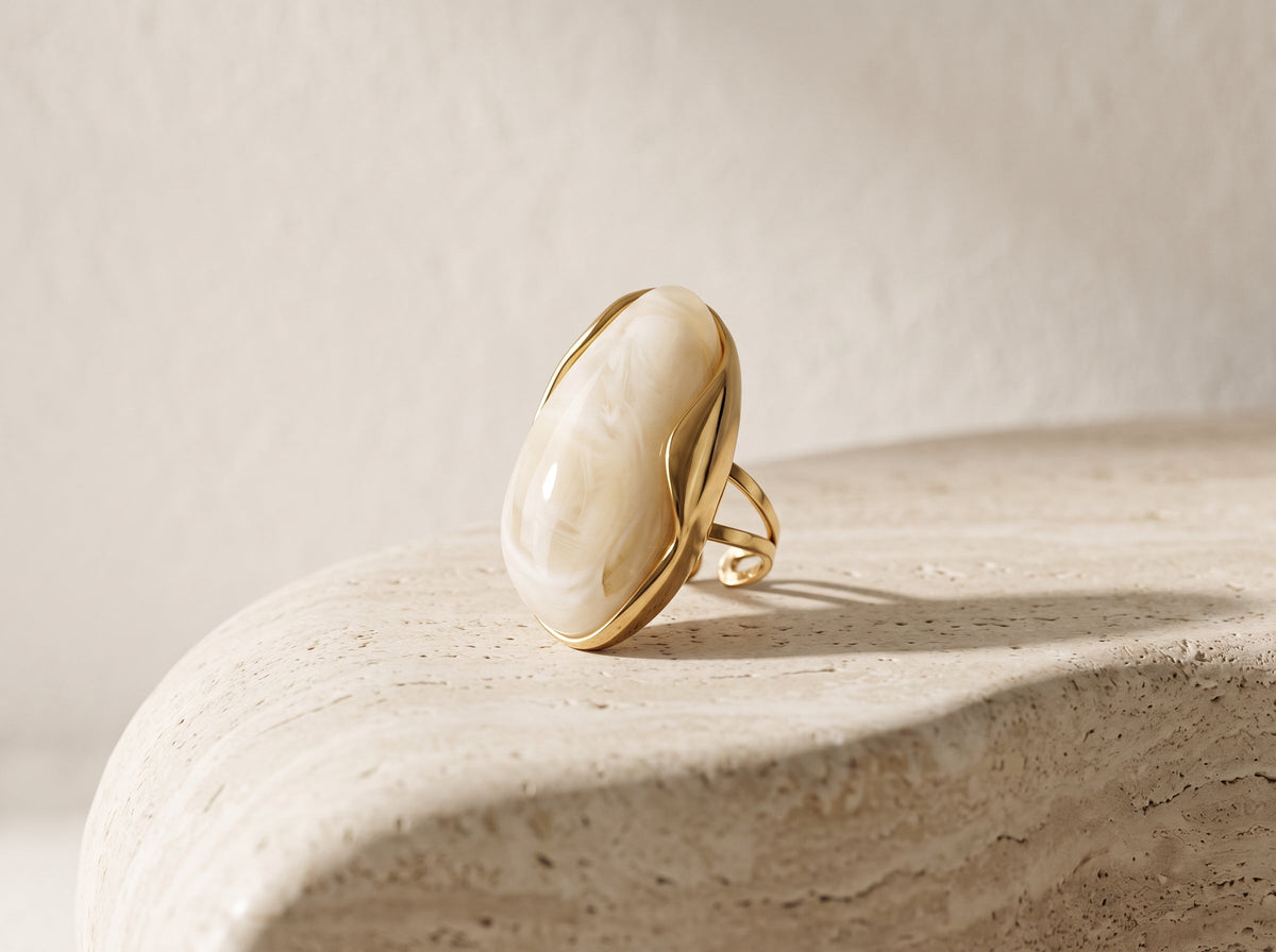 Anillo Ajustable de Resina y Acero Inoxidable Chapado en Oro 18K