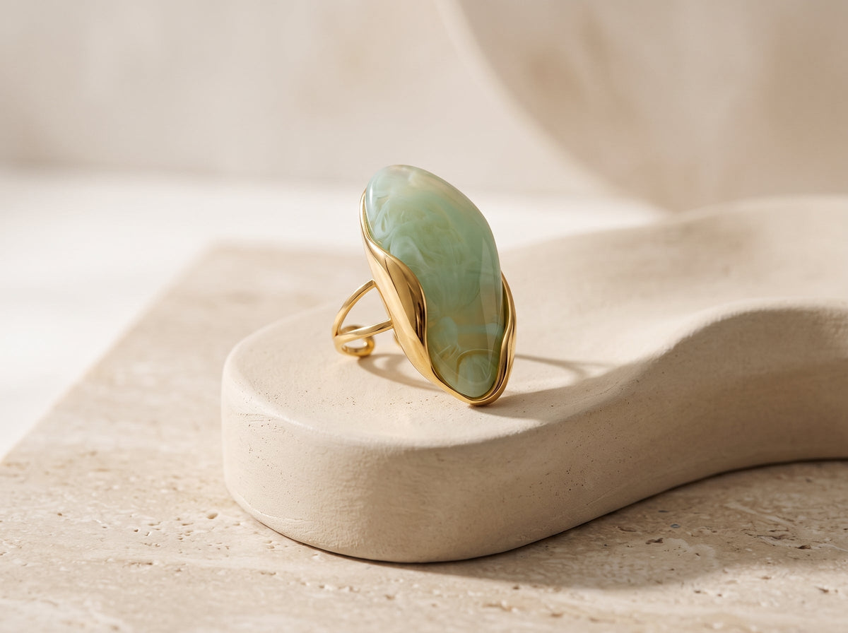 Anillo Ajustable de Resina y Acero Inoxidable Chapado en Oro 18K