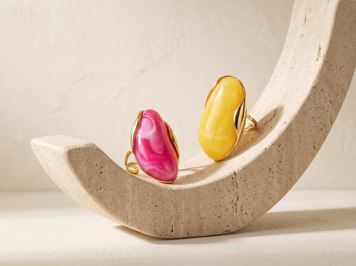 Anillo Ajustable de Resina y Acero Inoxidable Chapado en Oro 18K