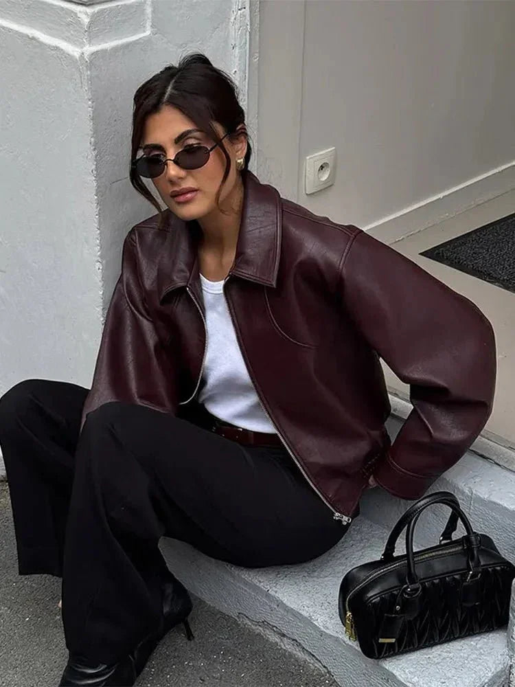 CARÁCTER | Chaqueta corta de cuero burdeos