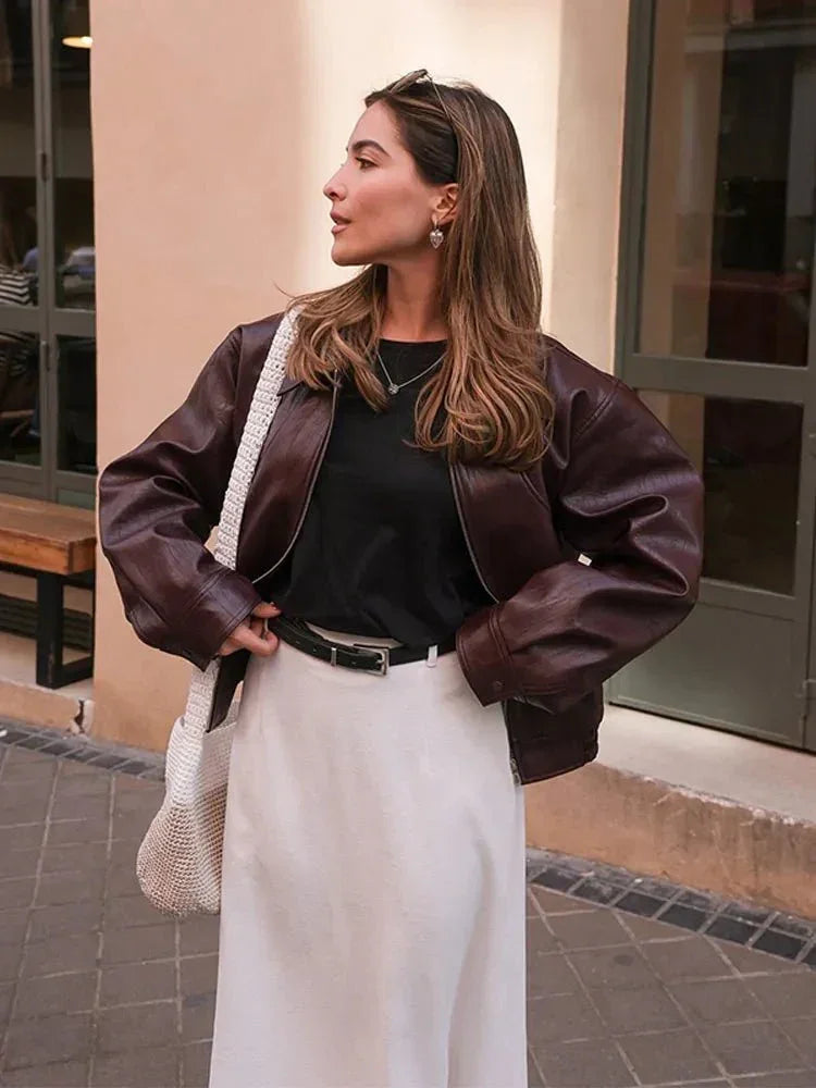 CARÁCTER | Chaqueta corta de cuero burdeos